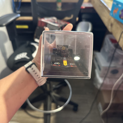 1:43 2024 Race Oracle Red Bull RB20 with Helmet, Verstappen #1